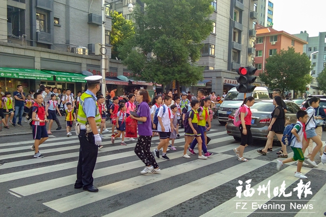 交警护航“开学第一天” 福州城区交通平稳有序