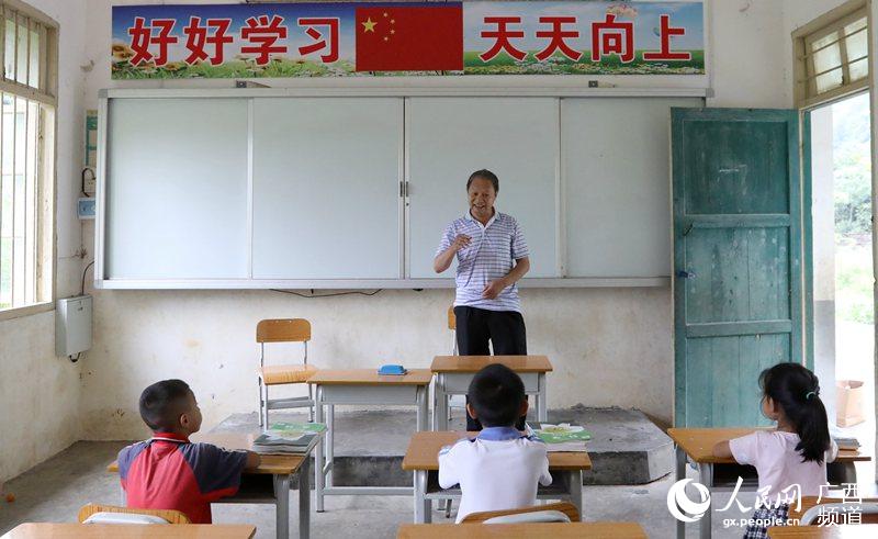 广西融安：“微小学”里的“拐杖”老师