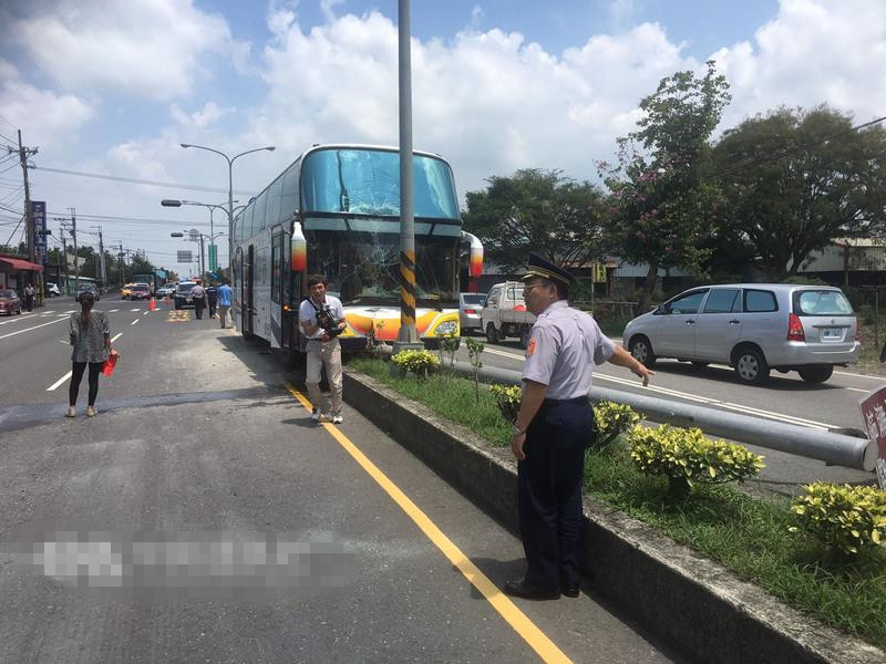 台湾一辆陆客团游览车撞上安全岛 6人轻伤