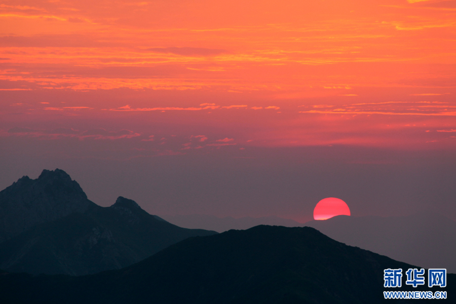 青海贵德县拉脊山：观日出云海 赏红霞漫天