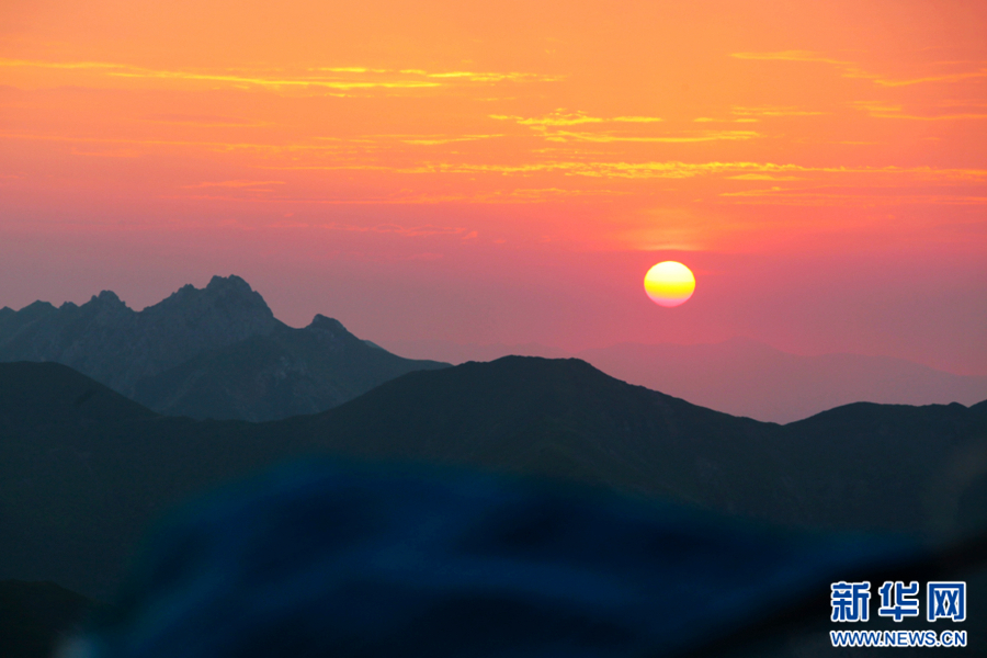 青海贵德县拉脊山：观日出云海 赏红霞漫天