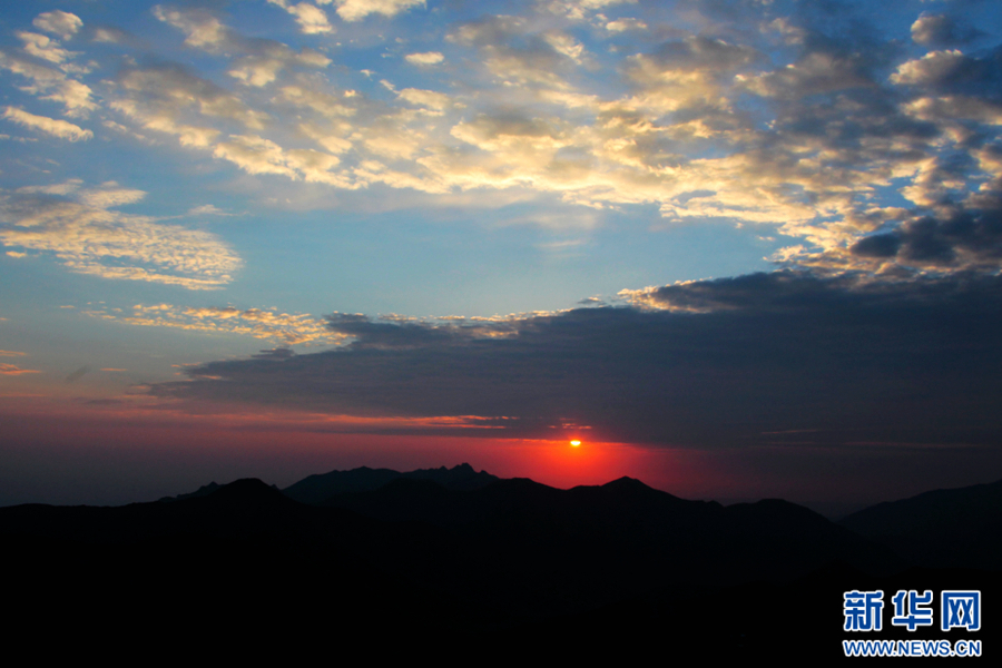 青海贵德县拉脊山：观日出云海 赏红霞漫天