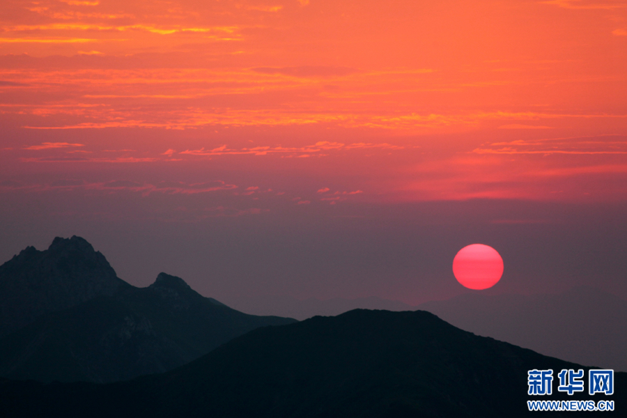 青海贵德县拉脊山：观日出云海 赏红霞漫天