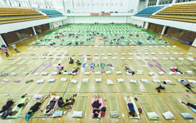 中南民大为新生家长打地铺 体育馆变临时宿舍