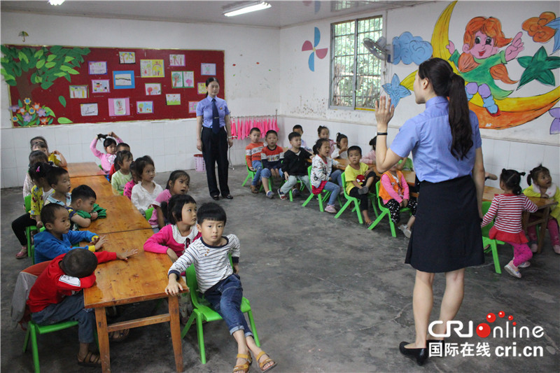 无边栏【CRI专稿 图文】重庆“莎姐”法治驿站走进大足希望小学【内容页标题】上好安全教育第一课 重庆“莎姐”法治驿站走进大足希望小学