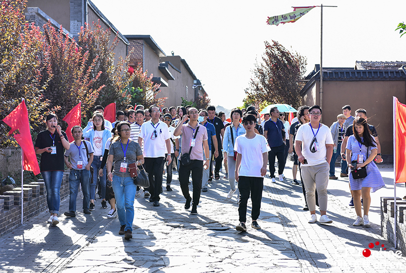 图片默认标题_fororder_嘉宾参观山底地道风景区