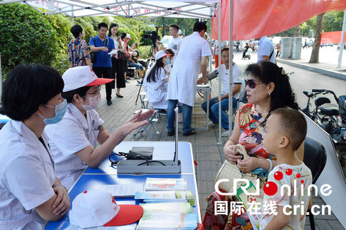 【河南在线-文字列表（页面标题：平顶山市卫东区：红十字会走上街头宣传应急救护知识）】【移动端-文字列表】平顶山市卫东区：红十字会志愿者走上街头进行应急救护知识宣传