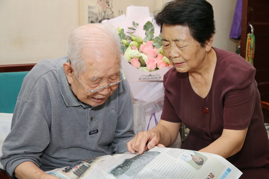 教师节：西安交大二附院柏春梅教授为老师献花