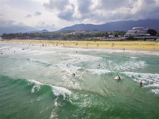 【市县】【即时快讯】万宁日月湾：海上冲浪