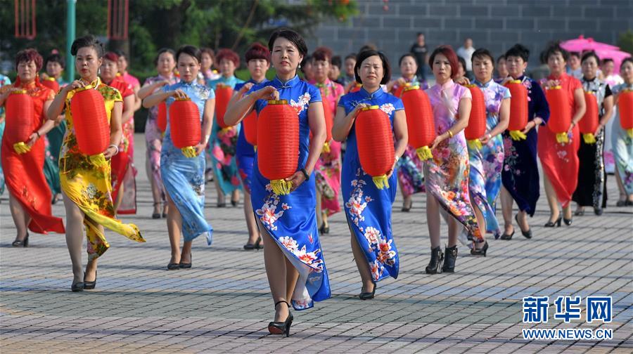 山西永济：鹳雀楼前旗袍秀