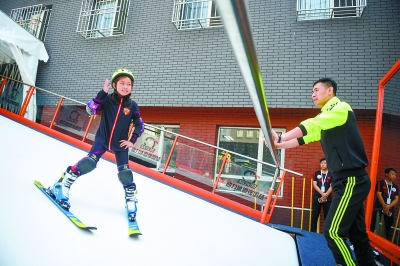 两年14万中小学生上冰上雪