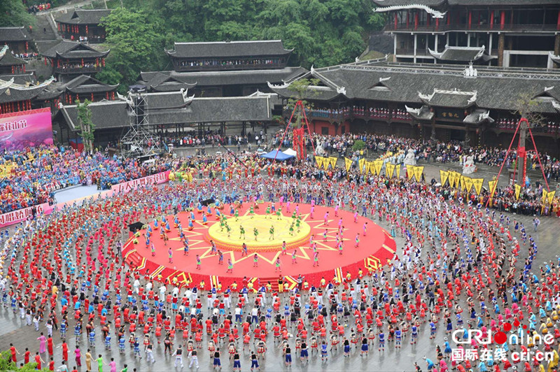 已过审【焦点图】聚焦重庆彭水踩花山节：万人同歌共舞场面壮观