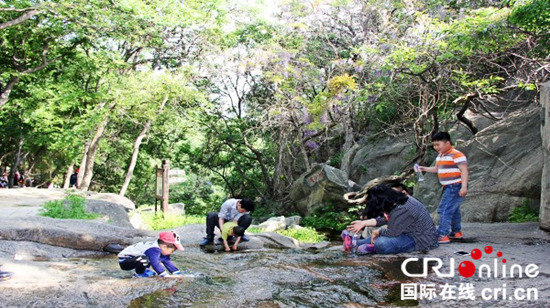 曲阜石门山花木芬芳香飘 景色靓丽吸引众多游客