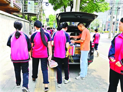 校门口“餐车”盒饭引家长担忧 城管：难以界定属占道经营 家长：望交管、食监部门介入监管