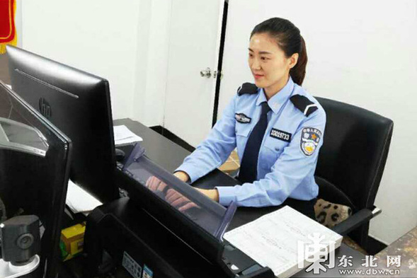 女交警拾金不昧 2万现金如数奉还