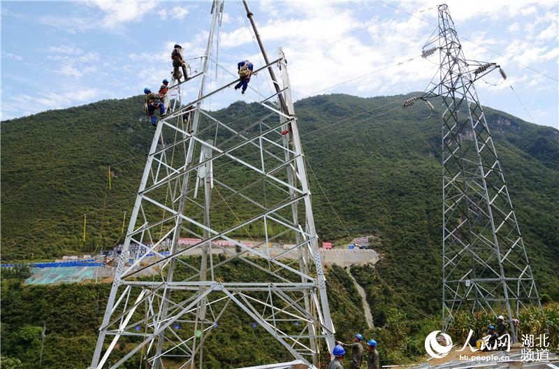 湖北保康：高山云端迁改线路保障郑万高铁建设