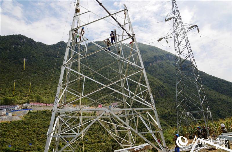 湖北保康：高山云端迁改线路保障郑万高铁建设