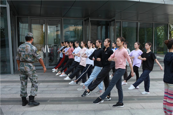 上芭演员苦练军姿 踏上红色之旅 只为淬炼“闪闪的红星”