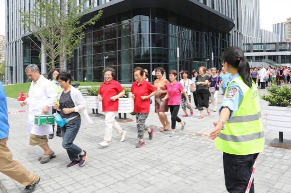 上海170万名市民师生参加防空疏散演练