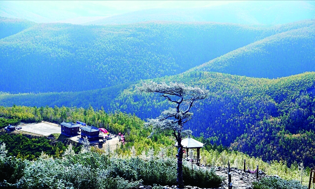 大兴安岭白山景区：五花山色邂逅九月飞雪