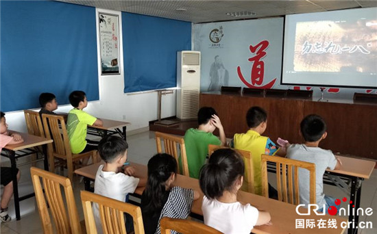 （供稿 文体列表 三吴大地泰州 移动版）泰州海陵工人社区组织观看《勿忘九一八》