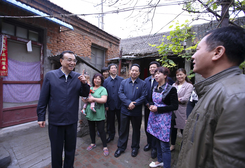 李克强冒雨察看“新”“旧”开封