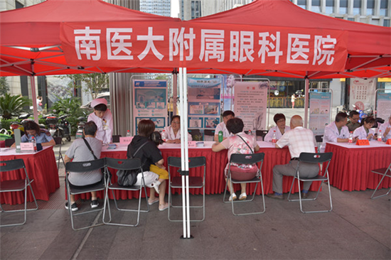 （供稿 公益列表 三吴大地南京 移动版）江苏眼科专家义诊活动走进青海贵德县