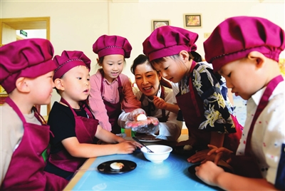 沈阳市沈艺幼师铁西幼儿园孩子们学做月饼