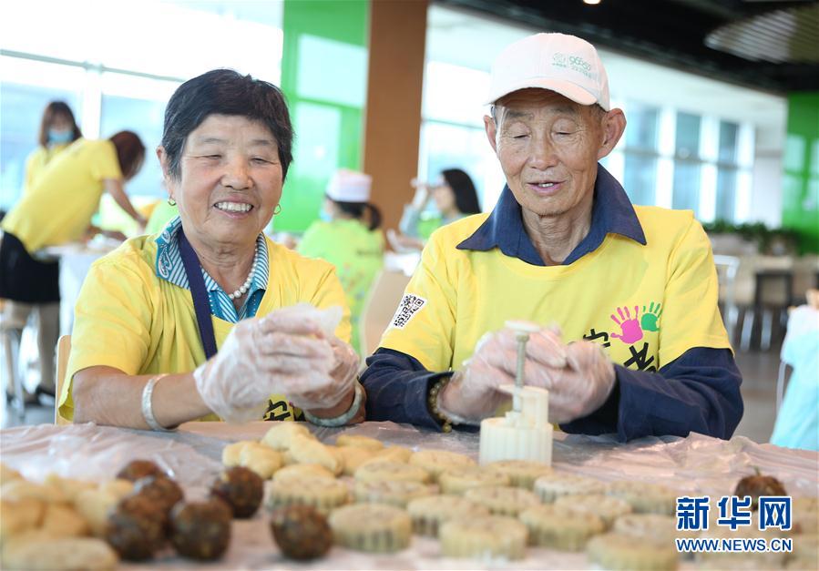 河北固安：巧手做月饼 喜迎中秋节