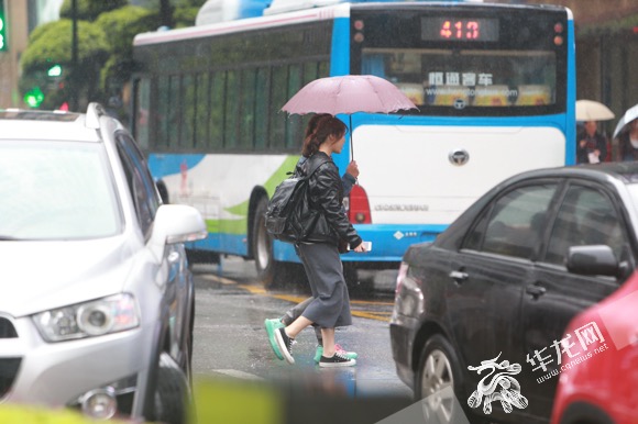 【渝中】渝中整治“中国式过马路” 乱穿马路者被罚当“劝导志愿者”