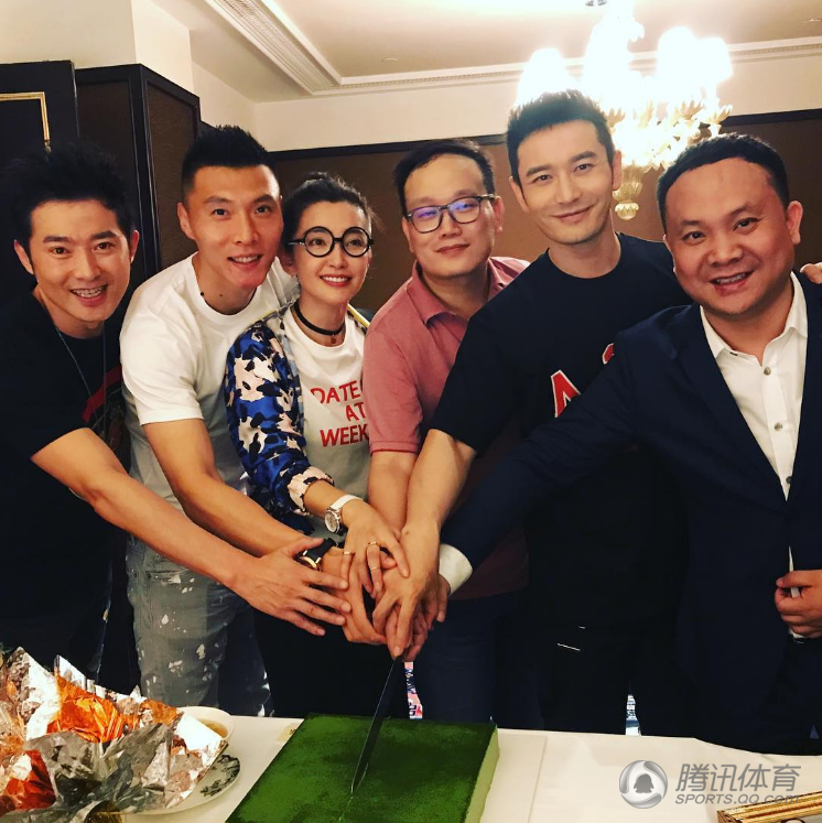 会玩！大宝合影黄晓明夫妇 与李冰冰同框(图)