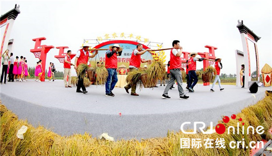 （原创 本网专稿 三吴大地镇江 移动版）镇江句容首届农民丰收节开幕：精彩活动人气高（条目标题是：）镇江句容首届农民丰收节开幕