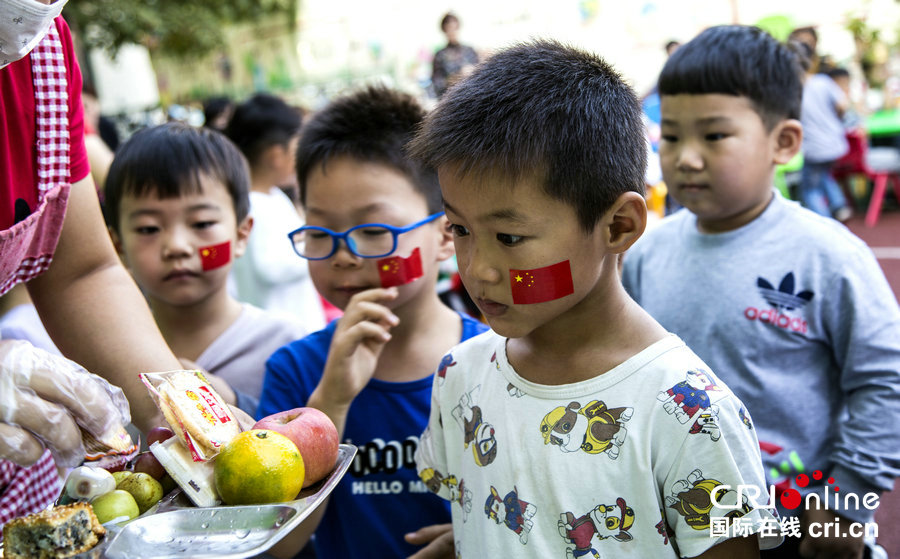 【焦点图-大图（页面标题：新乡市卫滨区向日葵幼儿园开展庆祝活动）】【河南在线-文字列表（页面标题：新乡市卫滨区向日葵幼儿园开展庆祝活动）】新乡市卫滨区向日葵幼儿园开展“喜迎国庆 欢度中秋”庆祝活动