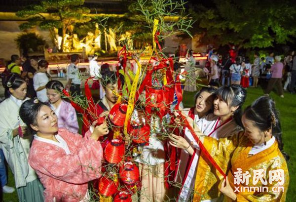 “唐韵中秋”游园会在桂林公园拉开帷幕