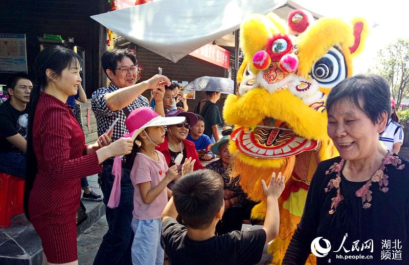 武汉黄陂：游客与农民共庆丰收节、中秋佳节