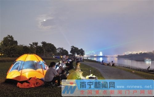 中秋明月照万家 市民欢聚南宁各大公园景区游玩赏月