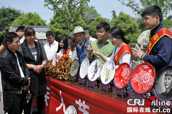 山东郯城残联走进集市帮助残疾人销售自制品