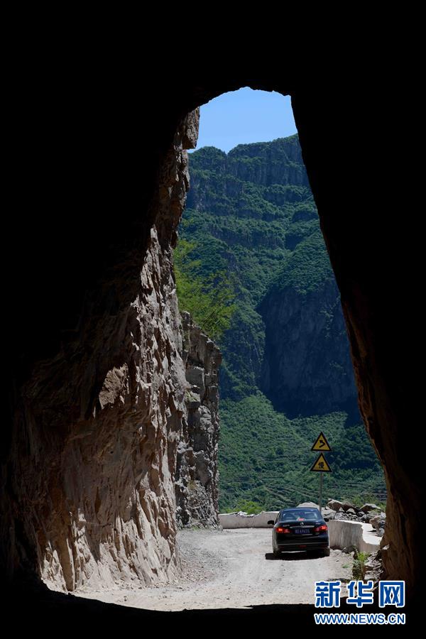 太行山“挂壁公路”