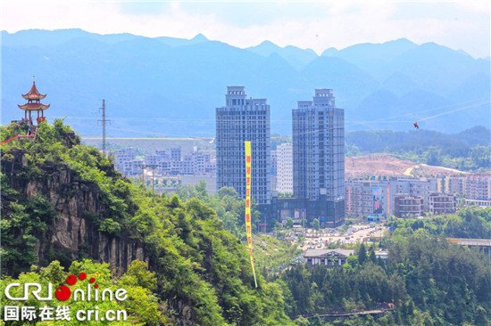 已过审【区县联动】【黔江】探险家溜索飞跃黔江城市大峡谷 吸引300万人观看【区县联动】探险家溜索飞跃黔江城市大峡谷