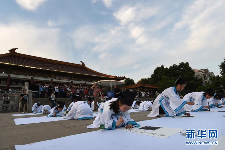 南京博物院夜游活动迎来众多市民