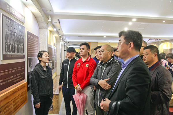 "海归"探访梁家河:习近平总书记是留学人员的榜样