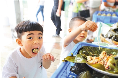 末尾有图【食品农业图文列表】【即时快讯】艾草飘香引客来 一日尝尽海南粽