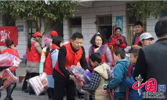 已过审【社会民生】重庆好人唐五四 十七年公益路上不停歇