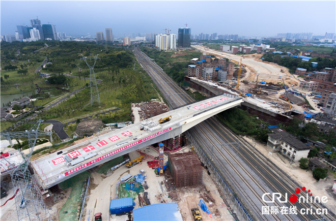 【唐已审】【供稿】南宁亭洪路延长线上跨铁路立交桥左幅成功转体120度