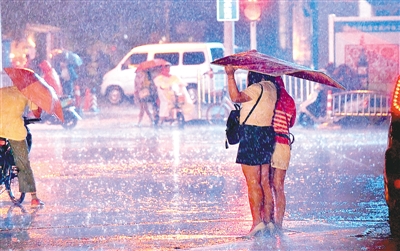 【轮播图】昨晚郑州风大雨大 陇海立交因积水一度封闭