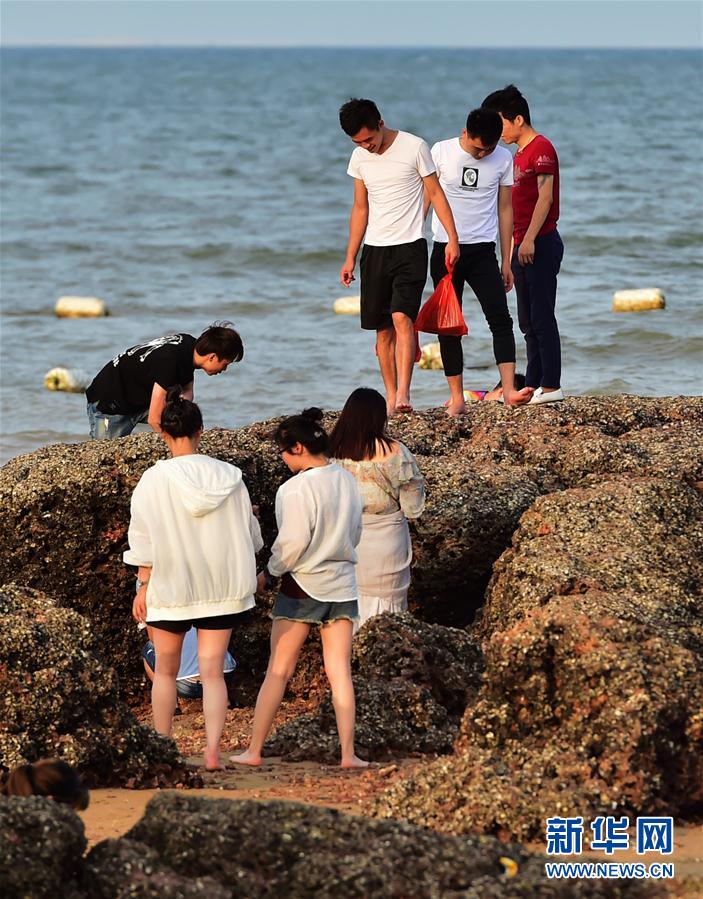 厦门：踏浪戏水