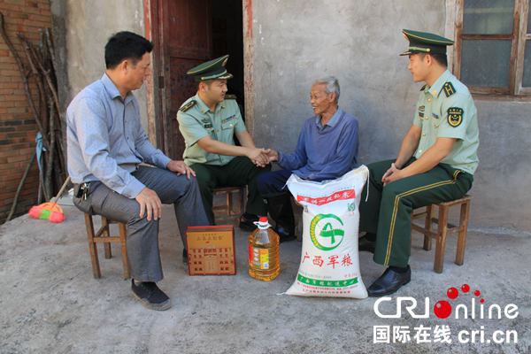 【唐已审】【供稿】崇左宁明边防武警关爱农村退伍军人贫困户