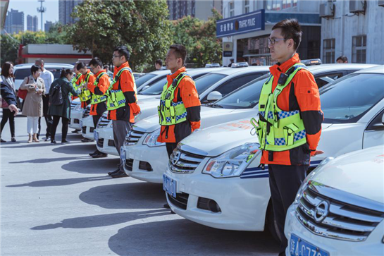 西安高速“警保联动” 国庆联合护航