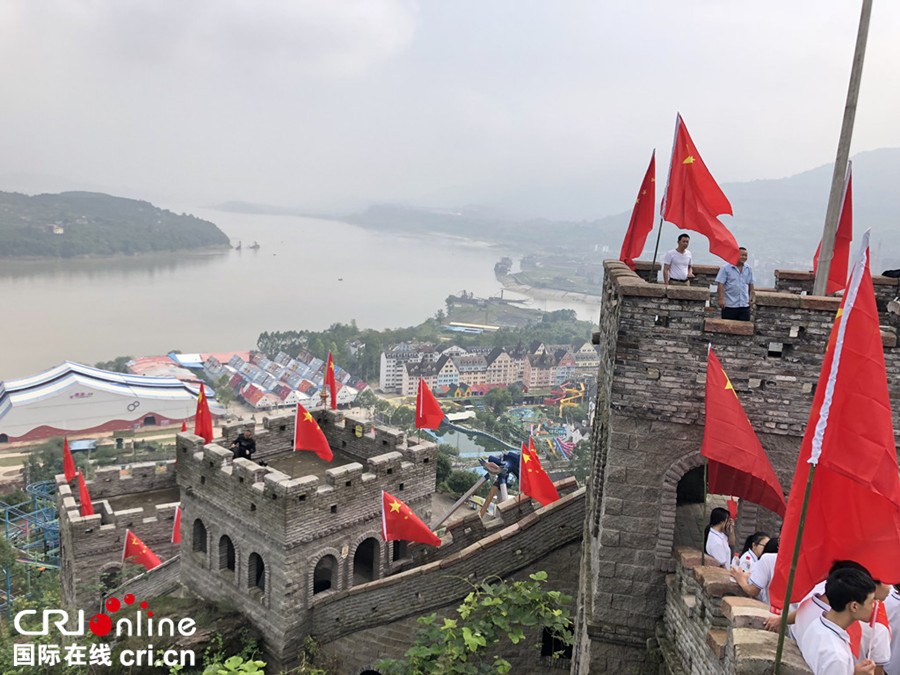 发无边栏【区县联动】【涪陵】重庆涪陵美心红酒小镇举行国庆主题活动