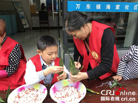 已过审【区县联动】【万盛】万盛万东镇大手小手同包爱心粽 共话端午送祝福【区县联动】万盛万东镇：大手小手同包爱心粽